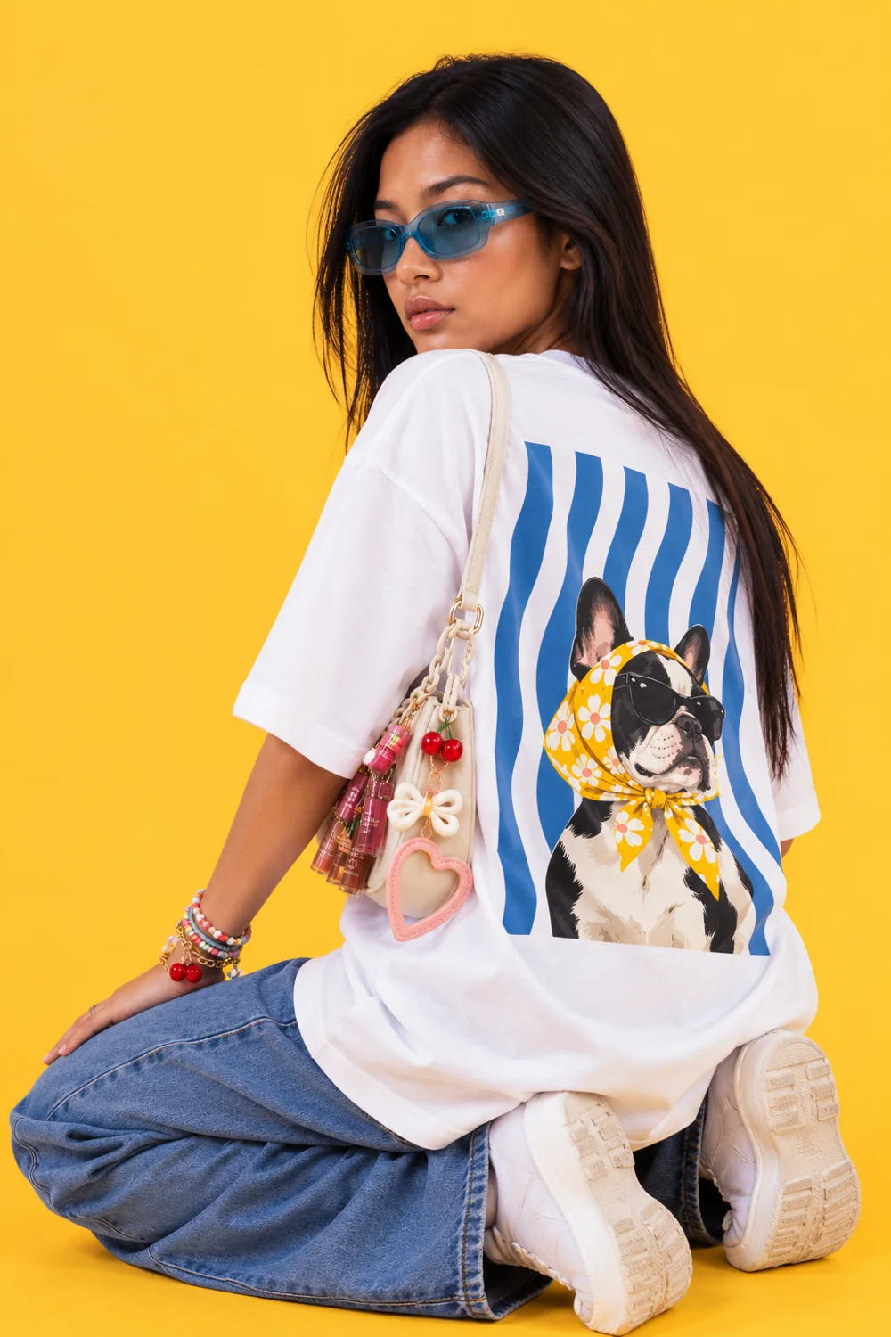 Modelo con gafas azules y camiseta estampada de rayas azules