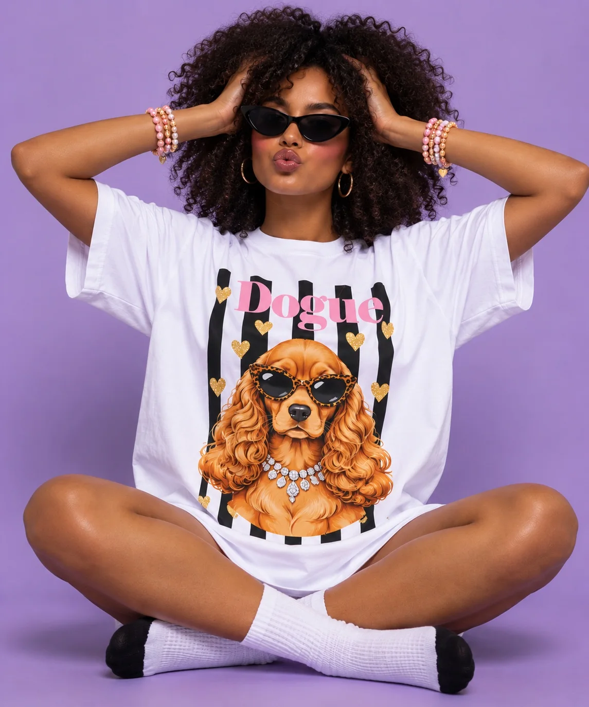 Modelo con cabello rizado y camiseta Dogue en fondo violeta